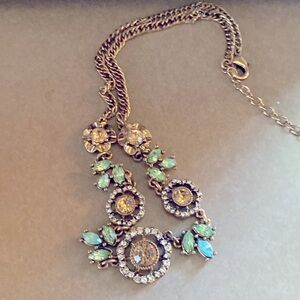 Beautiful flower necklace - matching earrings